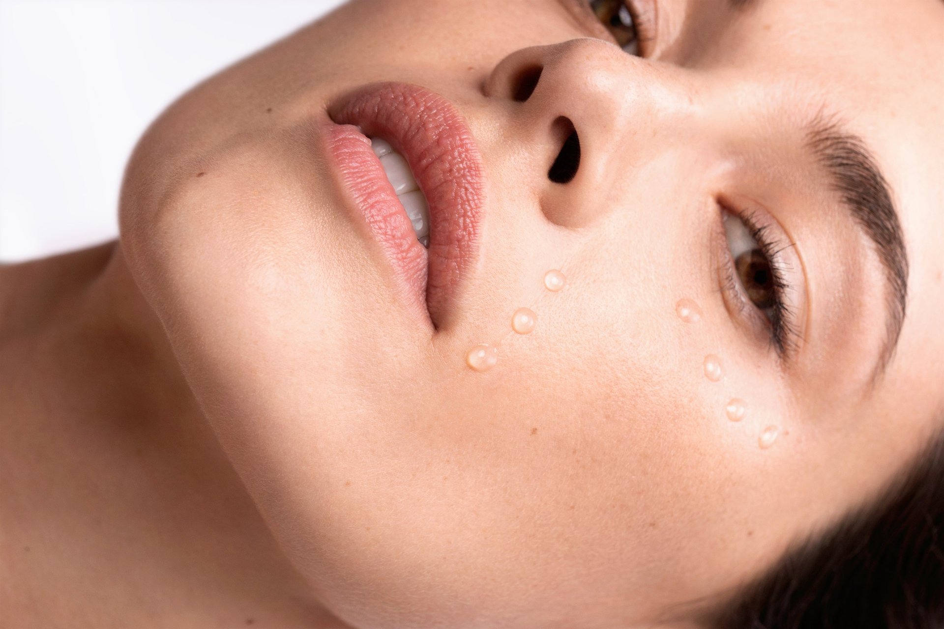 kasvo-voiteet-ja-seerumit-jotka-kannattaa-lisätä-ihonhoitorutiiniin