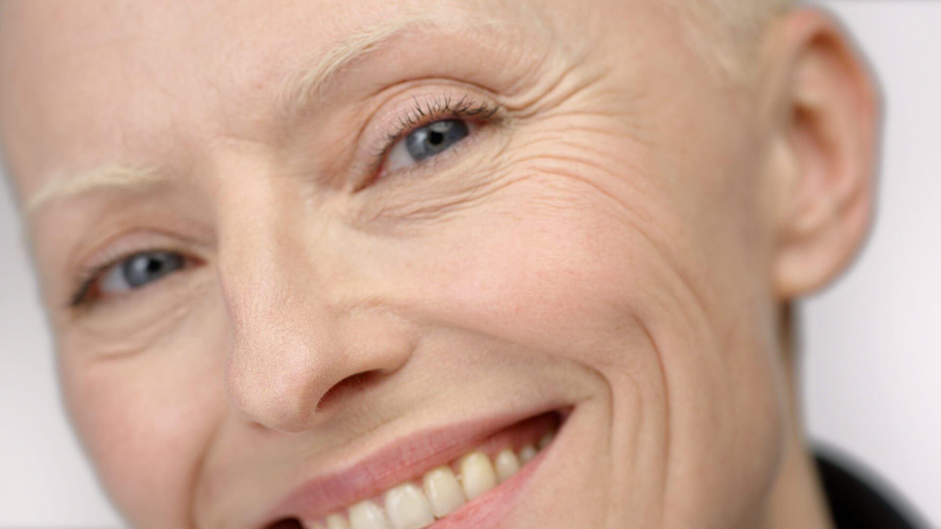 saasteet-ikaannyttavat-ihoa-tassa-syy